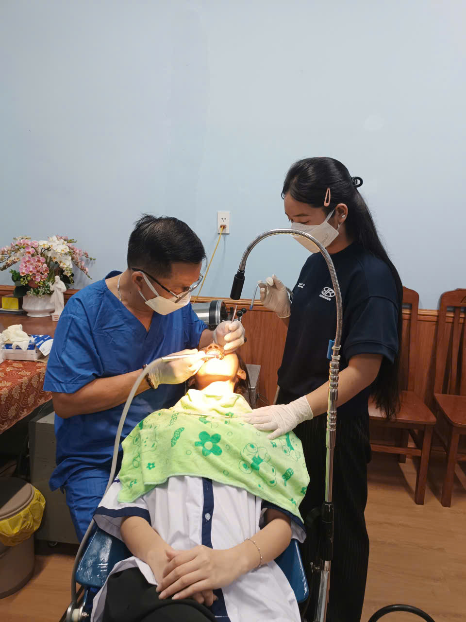 Khám răng trong chương trình Nụ cười trẻ - Sức sống mới